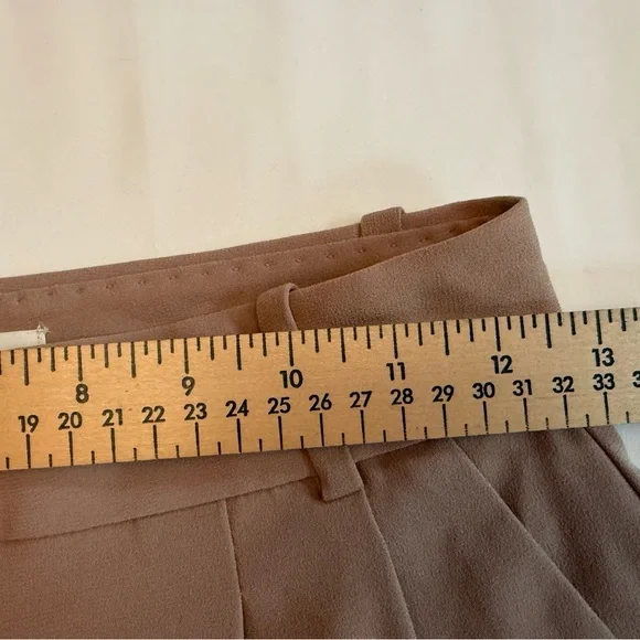 Aritzia Babaton Pleated Mid-Thigh Shorts Size 2 $50 - Picture 7 of 12